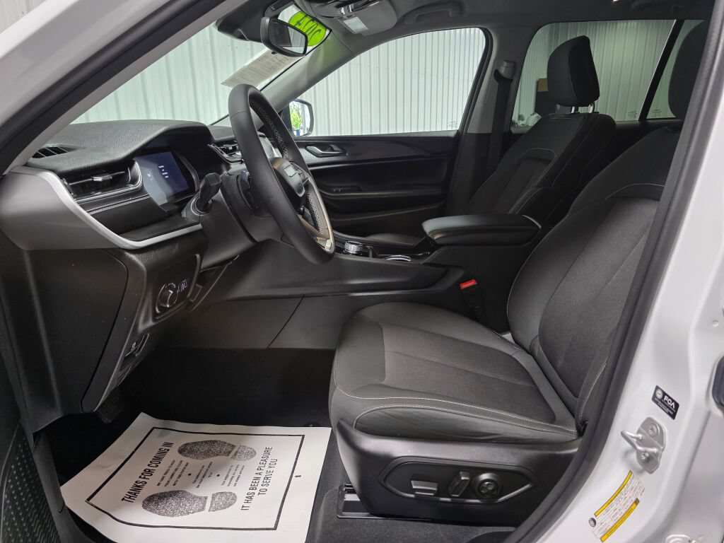 Used 2024 Jeep Grand Cherokee Laredo RWD image 9