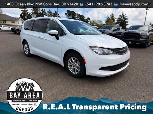 Used 2023 Chrysler Voyager LX FWD image 3