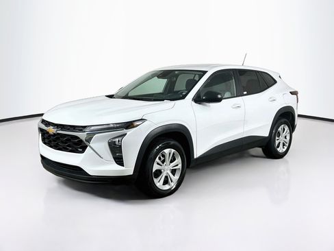 Used 2025 Chevrolet Trax LS FWD image 3