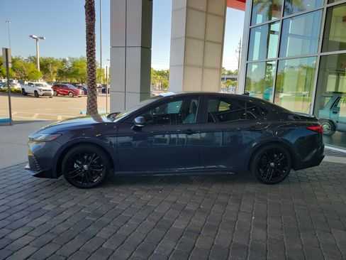 Used 2025 Toyota Camry SE image 3