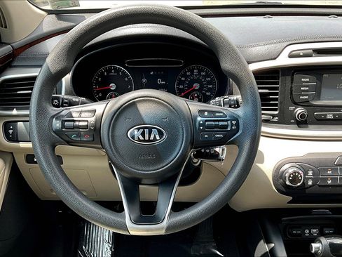 Used 2017 Kia Sorento LX image 5
