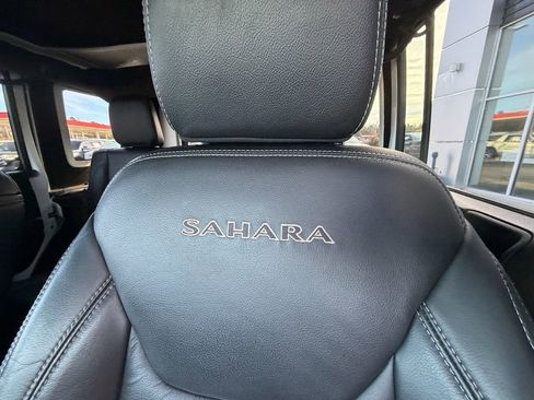 Used 2017 Jeep Wrangler Unlimited Sahara w/ Connectivity Group image 15
