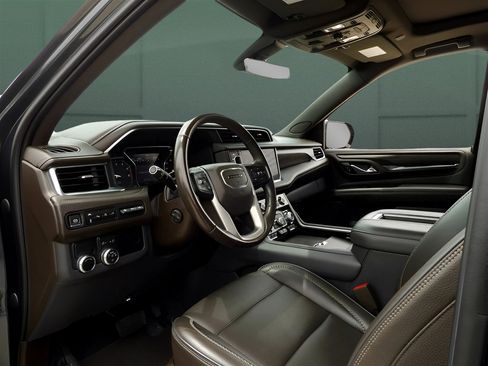Used 2021 GMC Yukon Denali w/ Denali Premium Package image 16