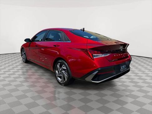 Certified 2025 Hyundai Elantra Limited FWD image 4