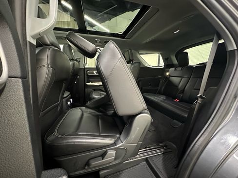 Used 2022 Ford Explorer XLT w/ Equipment Group 202A AWD/4WD image 18