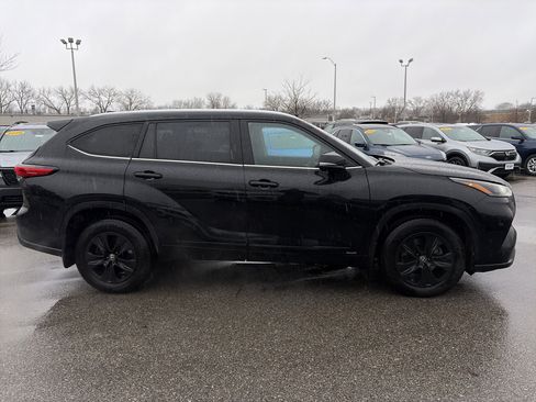 Used 2022 Toyota Highlander XLE image 4