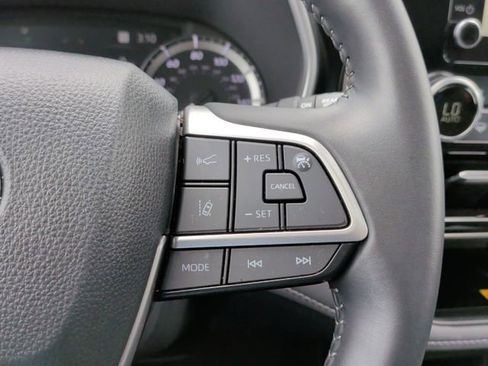 Used 2024 Toyota Highlander XLE FWD image 20