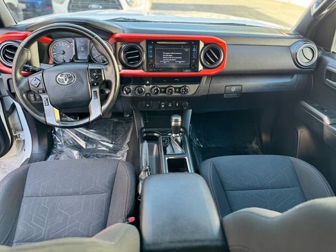Used 2018 Toyota Tacoma TRD Off-Road image 40