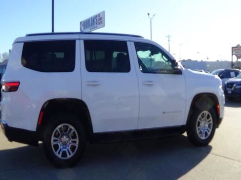 Used 2024 Jeep Wagoneer 4WD image 5