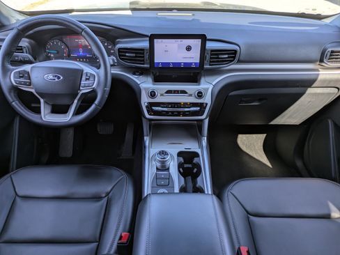 Used 2022 Ford Explorer XLT w/ Equipment Group 202A AWD/4WD image 14
