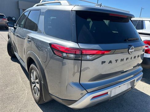 Used 2023 Nissan Pathfinder SL w/ Lighting Package (N92) FWD image 4