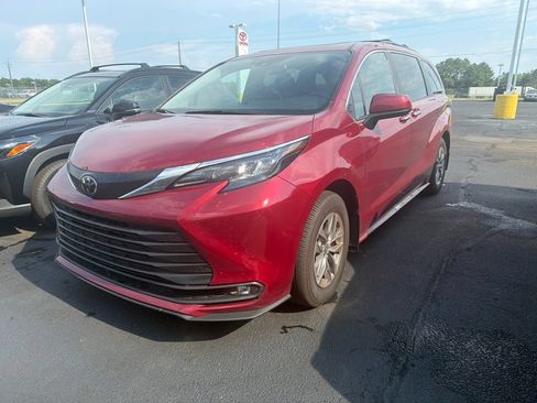 Used 2026 Toyota Sienna XLE FWD image 1