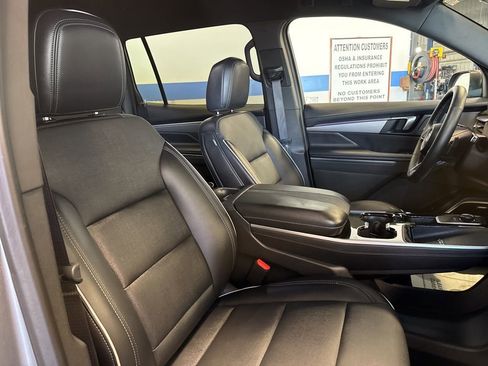 Used 2025 Buick Enclave Preferred AWD/4WD image 32