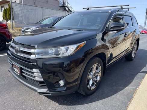 Used 2017 Toyota Highlander Limited Platinum image 4
