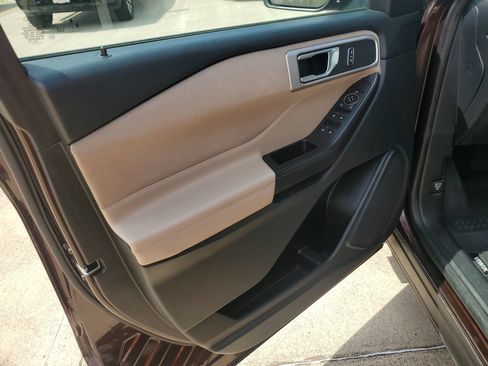 Used 2020 Ford Explorer XLT AWD/4WD image 28