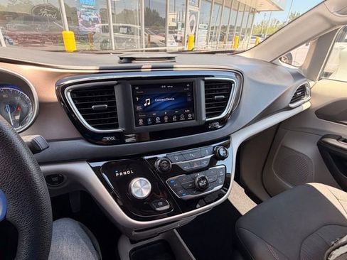 Used 2019 Chrysler Pacifica Touring Plus FWD image 6