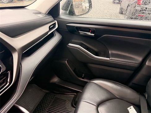 Used 2021 Toyota Highlander XLE image 11