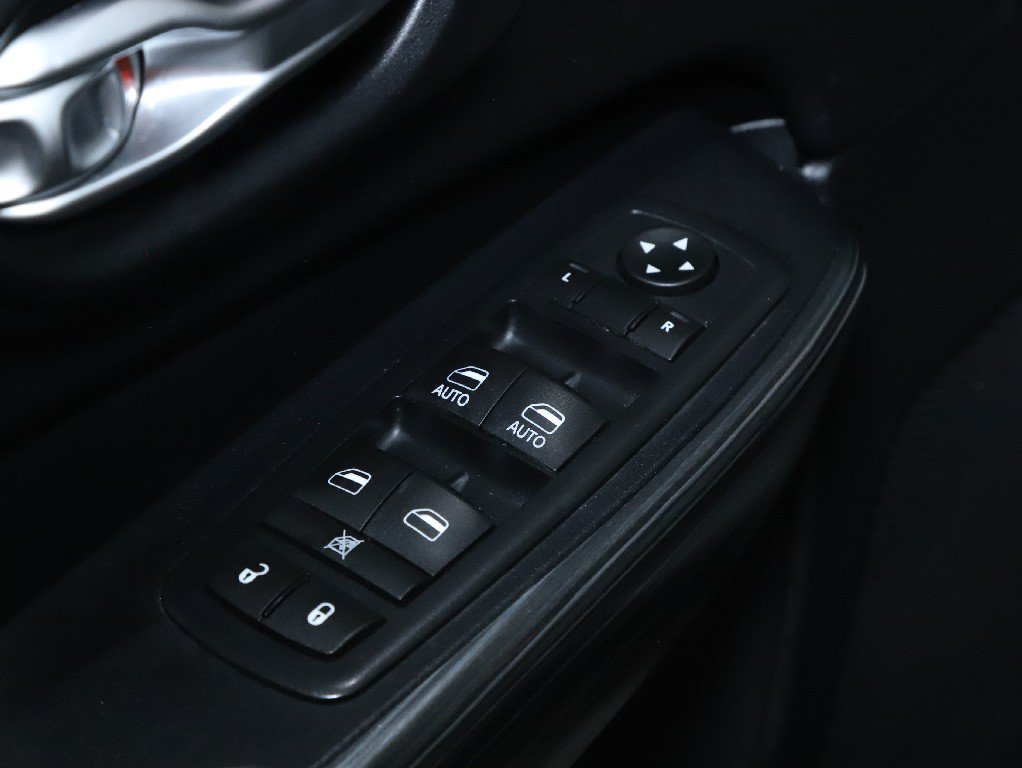 Used 2016 Jeep Cherokee High Altitude w/ Luxury Group AWD/4WD image 16