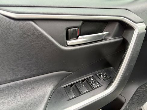 Used 2021 Toyota RAV4 XLE image 19