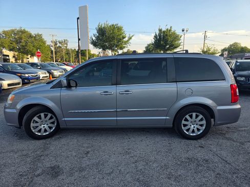 Used 2014 Chrysler Town & Country Touring FWD image 4