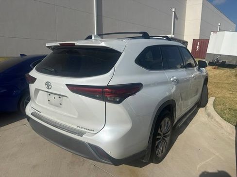 Used 2023 Toyota Highlander Platinum FWD image 3