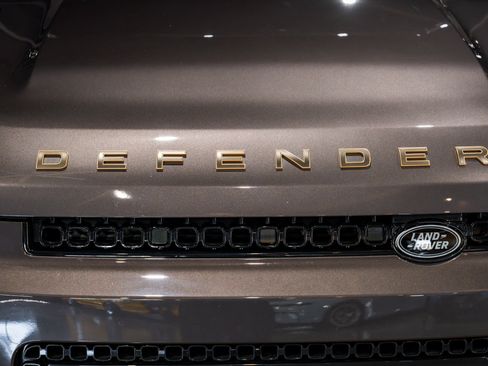 Used 2025 Land Rover Defender 110 AWD/4WD image 37