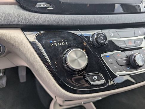 Used 2022 Chrysler Voyager LX FWD image 18