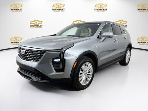 Used 2024 Cadillac XT4 Luxury w/ Cold Weather Package FWD image 3