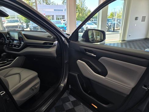 Used 2022 Toyota Highlander XLE AWD/4WD image 44