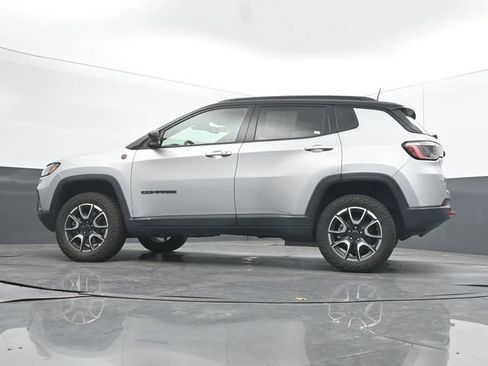 Used 2025 Jeep Compass Trailhawk AWD/4WD image 29