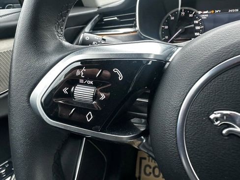 Used 2023 Jaguar F-PACE image 31