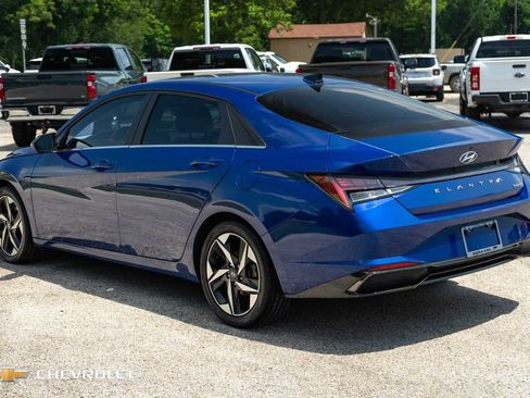 Used 2022 Hyundai Elantra Limited w/ Preferred Accessory Package FWD image 9
