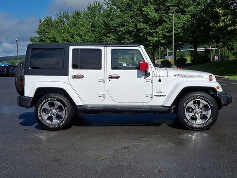 Used 2017 Jeep Wrangler Unlimited Sahara w/ Connectivity Group AWD/4WD image 10