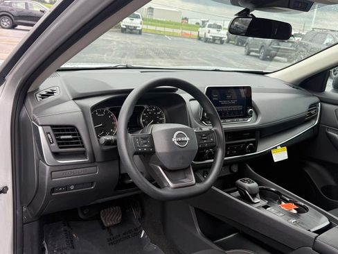 Used 2025 Nissan Rogue S FWD image 3