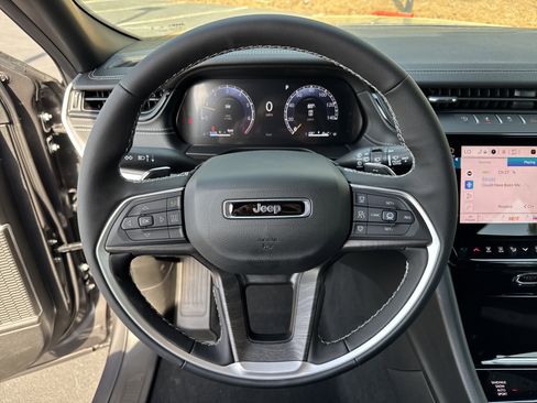 New 2026 Jeep Grand Cherokee Limited w/ Luxury Tech Group II AWD/4WD image 30
