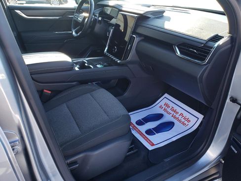 Used 2025 GMC Acadia Elevation image 11