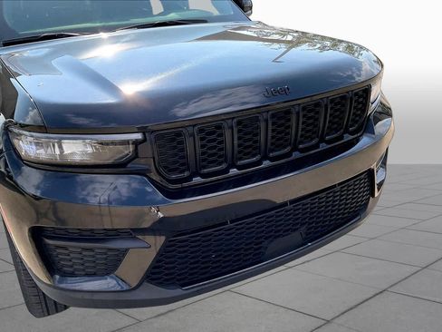 Used 2025 Jeep Grand Cherokee Altitude AWD/4WD image 29