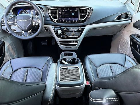 Used 2023 Chrysler Pacifica Touring-L FWD image 7