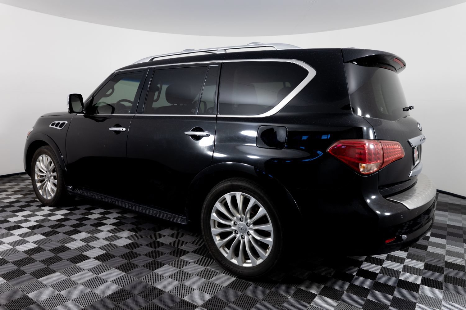 Used 2016 INFINITI QX80 4WD w/ Deluxe Technology Package image 4