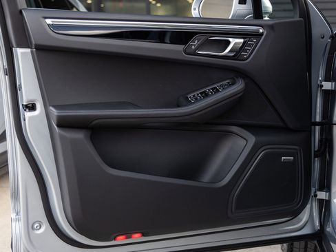 Certified 2026 Porsche Macan AWD/4WD image 23