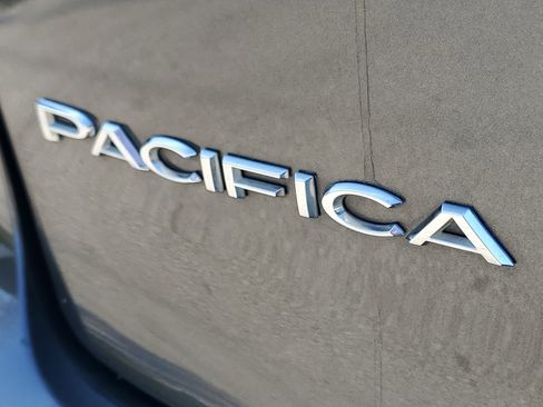Used 2022 Chrysler Pacifica Touring-L image 7