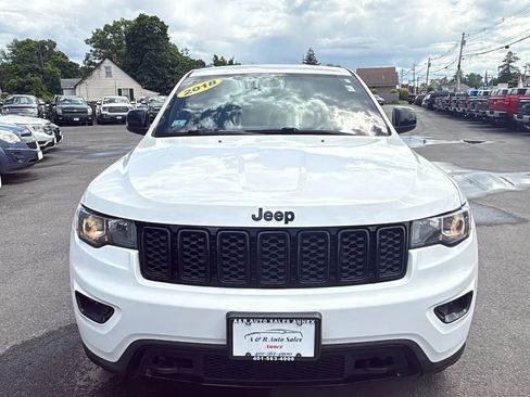 Used 2018 Jeep Grand Cherokee Laredo AWD/4WD image 2