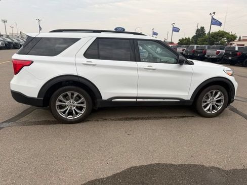 Used 2020 Ford Explorer XLT w/ Equipment Group 202A AWD/4WD image 11
