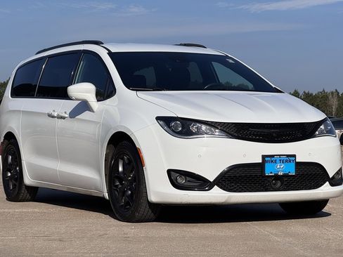 Used 2019 Chrysler Pacifica Touring-L Plus w/ Advanced Safetytec Group image 11