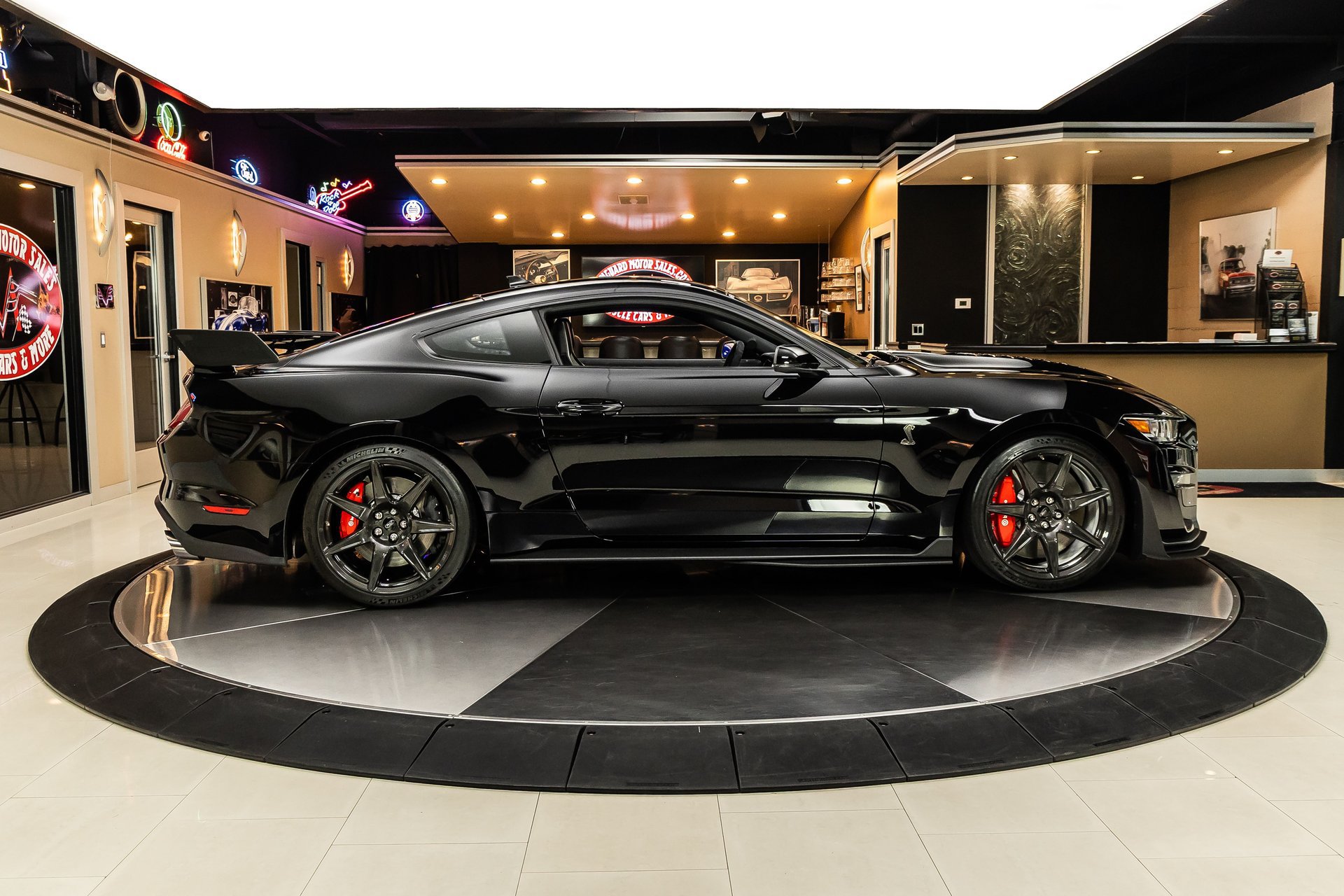 Used 2020 Ford Mustang Shelby GT500 w/ Carbon Fiber Track Pack RWD image 11