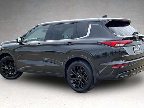 Used 2023 Mitsubishi Outlander SE Black Edition FWD image 4