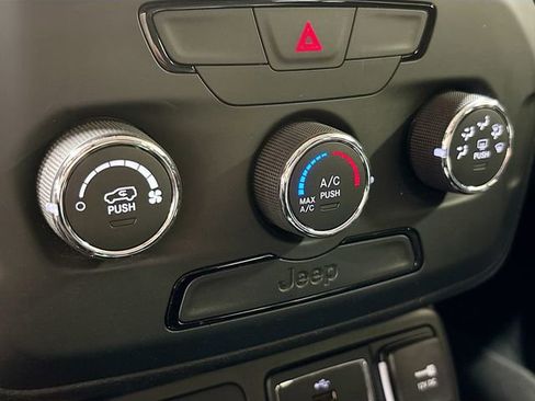 Used 2018 Jeep Renegade Sport w/ Power & Air Group image 18