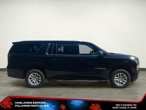 Used 2025 Chevrolet Suburban LS RWD image 7