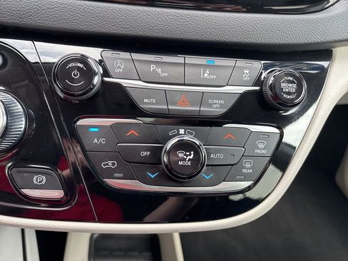 Used 2023 Chrysler Pacifica Touring-L FWD image 31