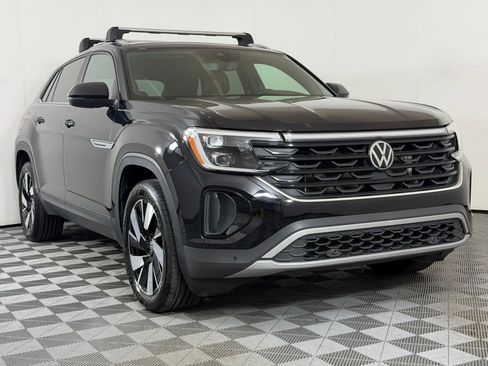 Used 2024 Volkswagen Atlas Cross Sport SE w/ Panoramic Sunroof Package FWD image 7